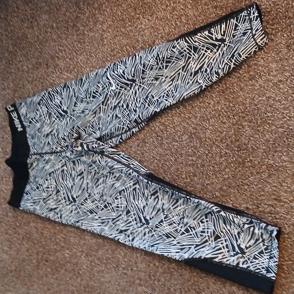 Nike Pro black & white athletic leggings. Size small - Picture 2 of 10